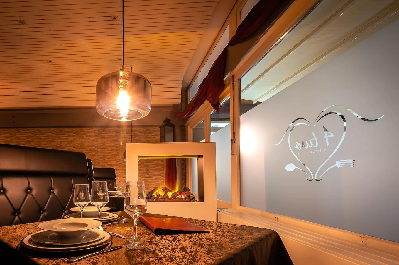 Gedeckter Tisch für zwei im 4Two-Bereich des Restaurants Tscharnergut