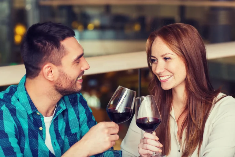 Singles bei einem Drink an einem BarFlirt-Abend