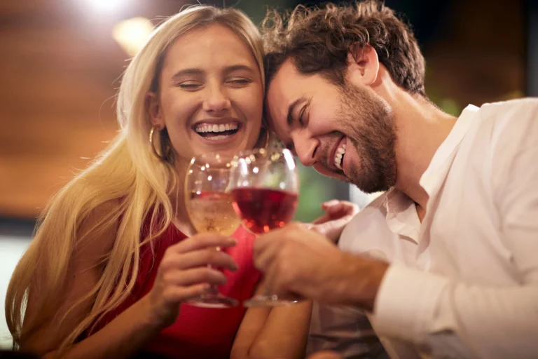 Singles im Gespräch an einem BarFlirt-Abend