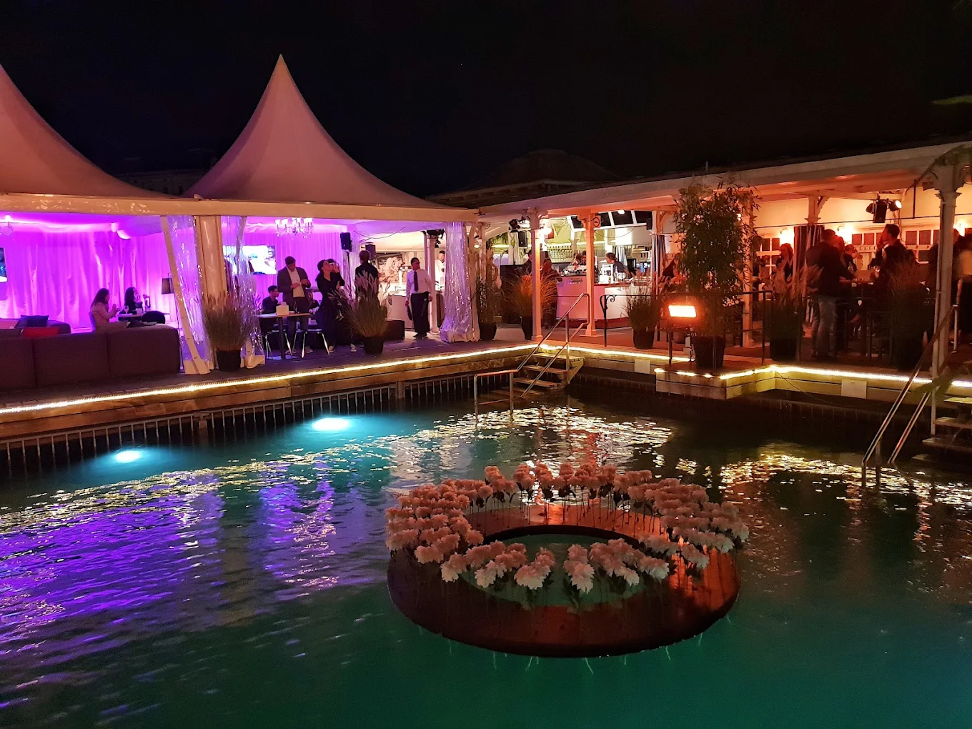 Barfussbar Zürich mit Lounge und Becken bei Nacht