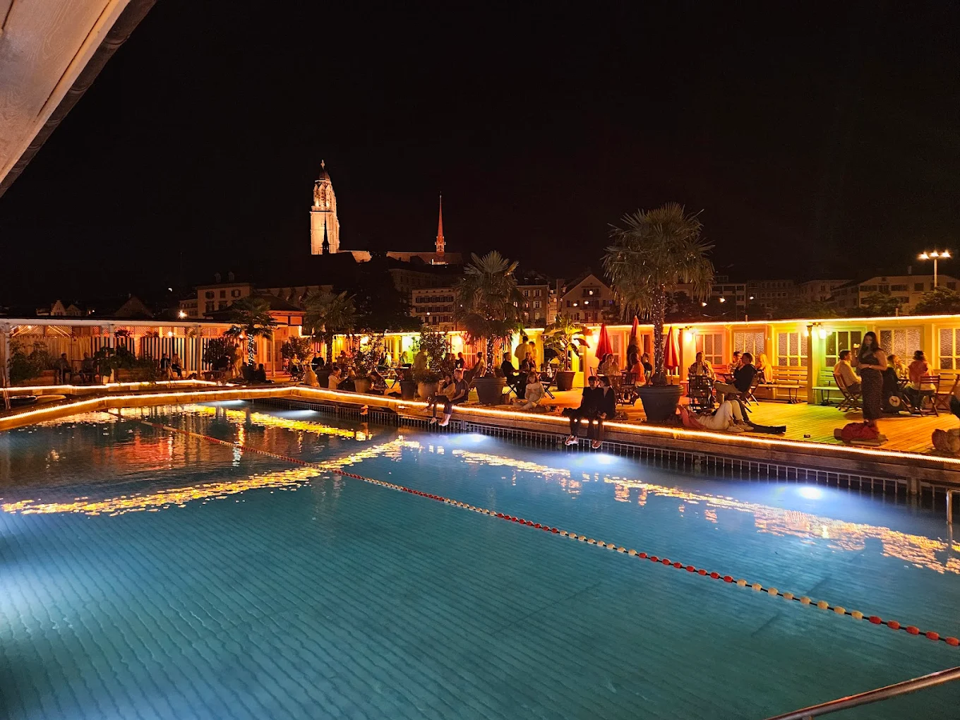 Barfussbar im Frauenbad bei Nacht mit Grossmünster im Hintergrund