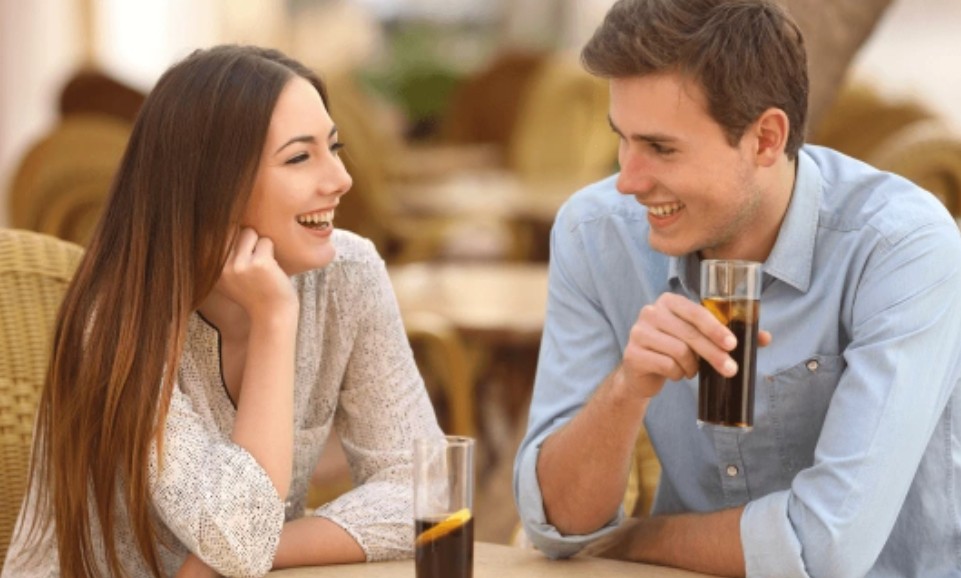 Zwei Menschen im Gespräch bei einem Drink