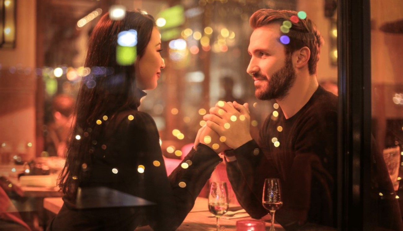 Zwei Singles bei einem Drink in einer Bar