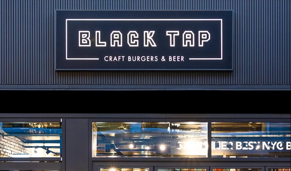 Eingang des Black Tap Craft Burgers & Beer in Basel