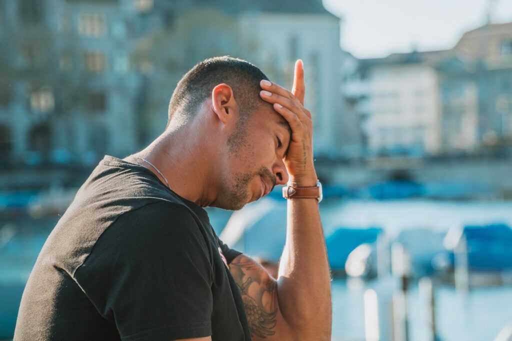 Mann greift sich nachdenklich an die Stirn, Friendzone