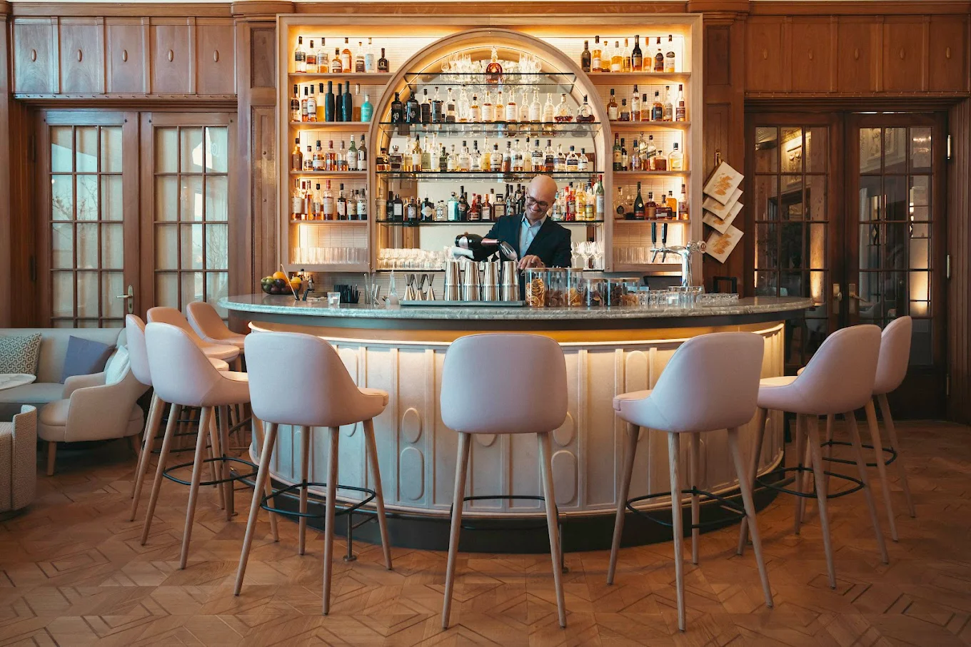 Ruhige Bar mit Tresen für einen Apéro beim ersten Date