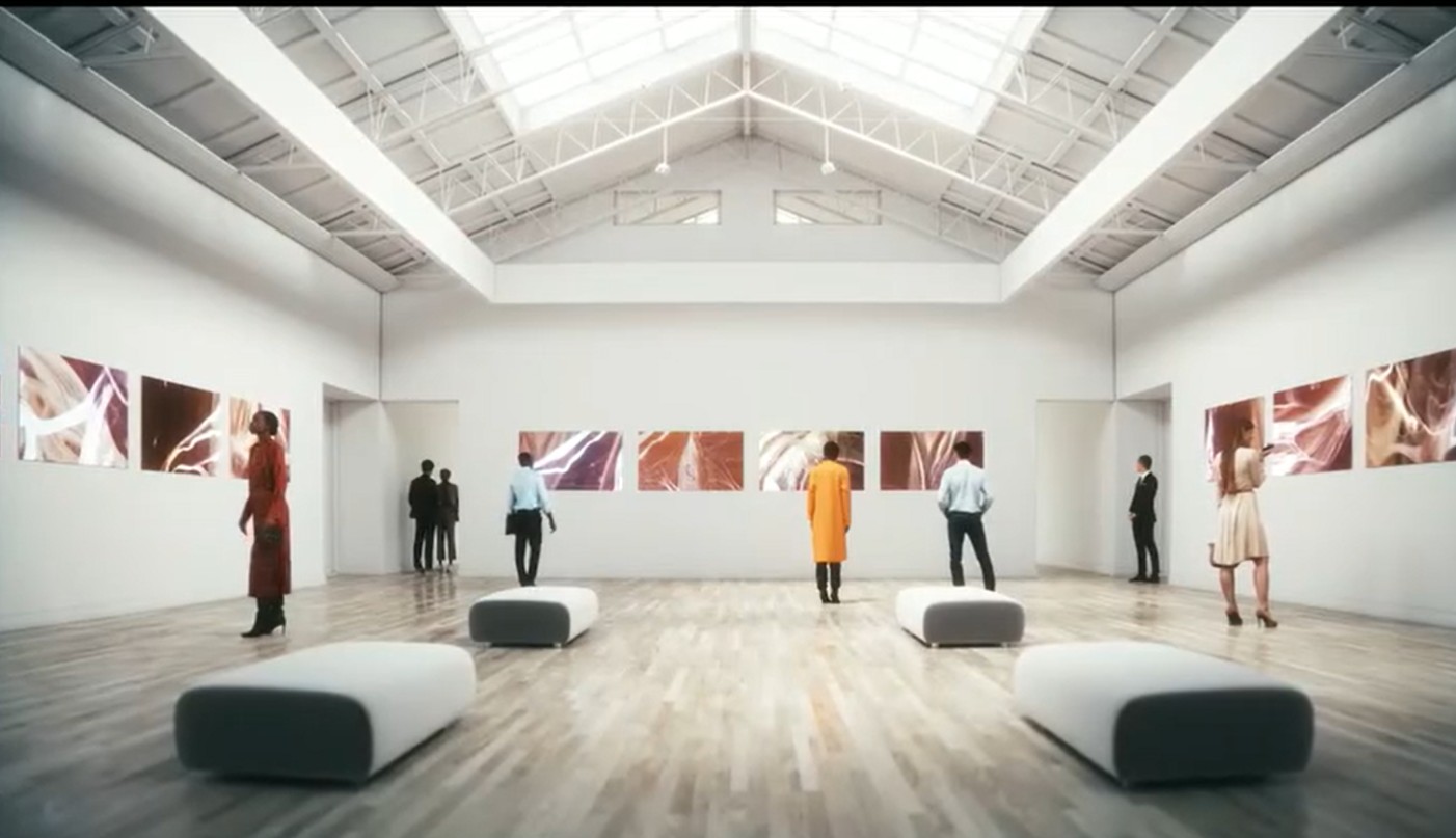 Besucher in einer hellen Kunstausstellung