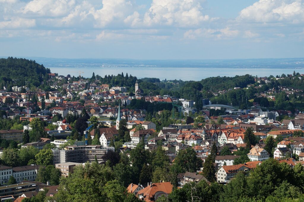 Blick über St. Gallen bis zum Bodensee