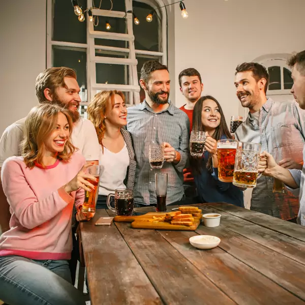 Gruppe von Freunden mit Bier in einer Bar