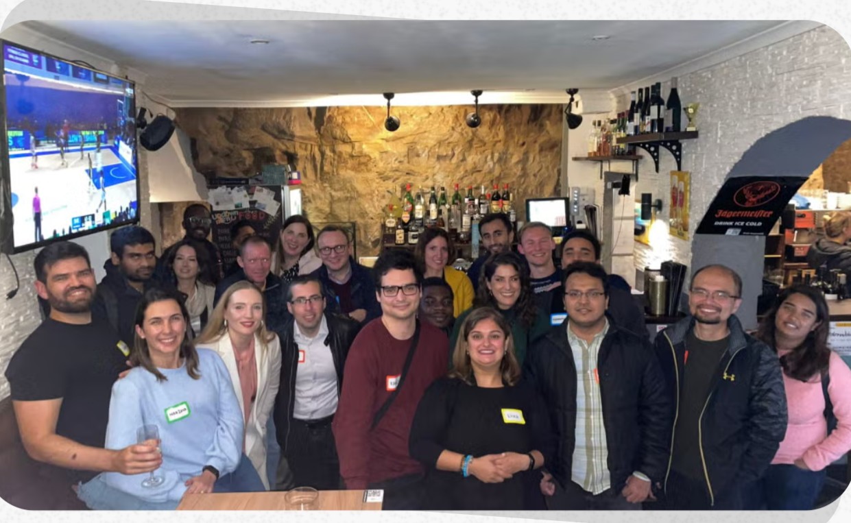 Gruppe beim Zürich International Singles Meetup in einer Bar